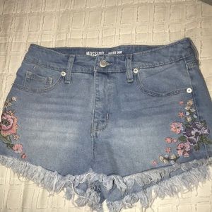 Light-wash jean shorts with embroidered flowers